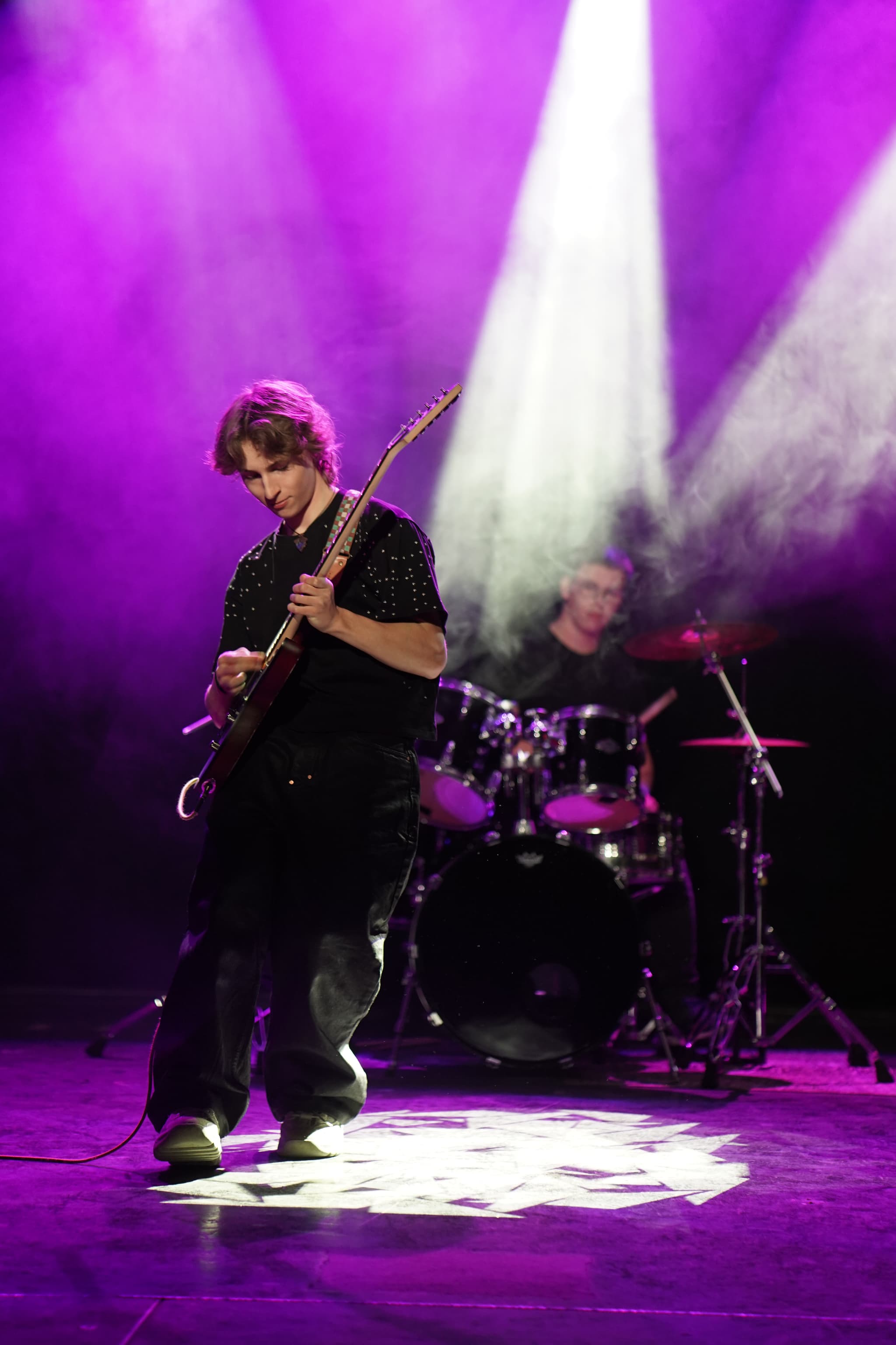 Premium-Musiker spielt unter Bühnenlicht